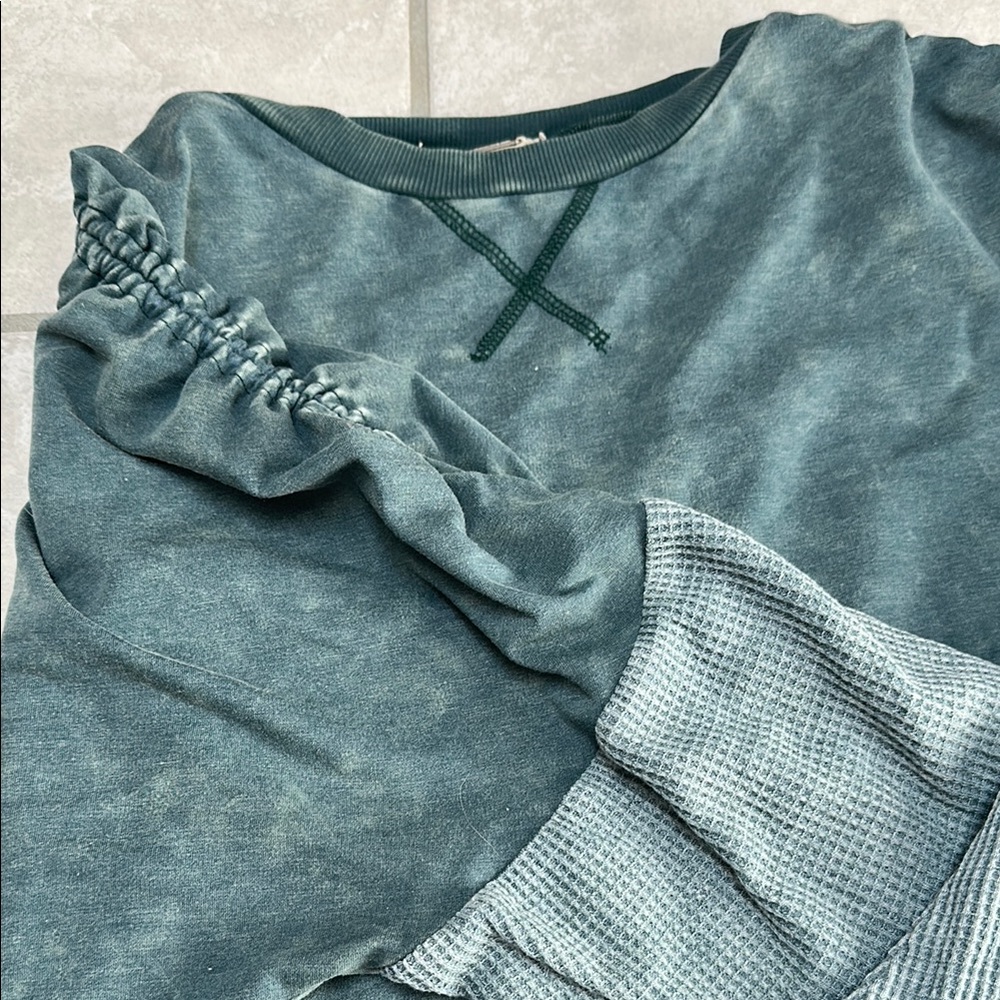 Buckle Gimmick Green Long-Sleeve ruched shoulder sweatshirt